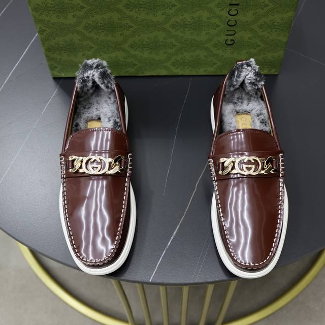 出厂价： 品牌：古奇gucci 标准码：男码38-44 45可以定做 等级：官网同款 材料：原版牛皮 牛皮羊毛保暖垫脚内里 原版耐磨柔软大底 款式类别：年轻时尚