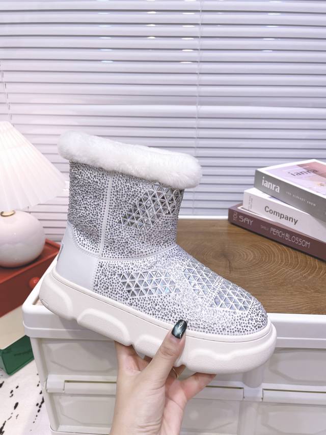 Ugg P: 女款size：35-40 Ugg雪地靴 滑雪靴 好看可爱到爆炸 →_→钻款在灯光下 闪闪发光别具一格。打造理想的柔软度 在都市或山地均可穿着，显小