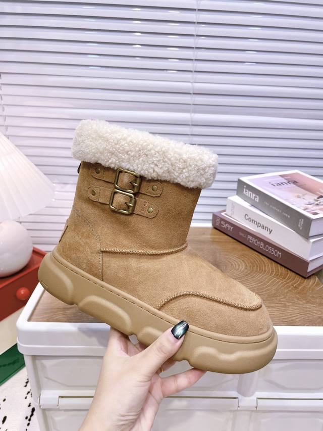 Ugg P: 女款size：35-40 Ugg雪地靴 滑雪靴 好看可爱到爆炸 →_→钻款在灯光下 闪闪发光别具一格。打造理想的柔软度 在都市或山地均可穿着，显小