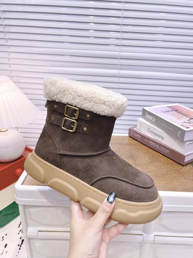 Ugg P: 女款size：35-40 Ugg雪地靴 滑雪靴 好看可爱到爆炸 →_→钻款在灯光下 闪闪发光别具一格。打造理想的柔软度 在都市或山地均可穿着，显小