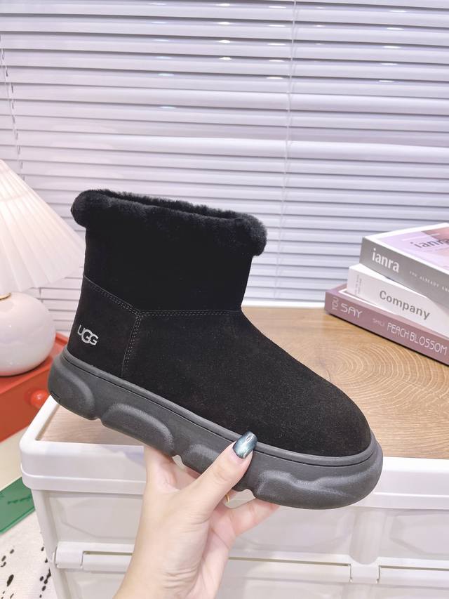 Ugg P: 女款size：35-40 Ugg雪地靴 滑雪靴 好看可爱到爆炸 →_→钻款在灯光下 闪闪发光别具一格。打造理想的柔软度 在都市或山地均可穿着，显小