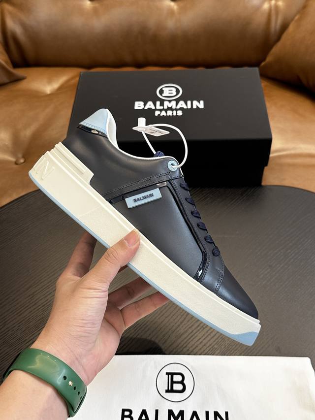 出厂价 实价 Balmain巴尔曼b-Skate运动鞋 B-Skate 多材质拼接撞色运动鞋 ，鞋面饰有黑色鞋带，皮革拼接鞋舌点缀 Balmain 徽标， Tp