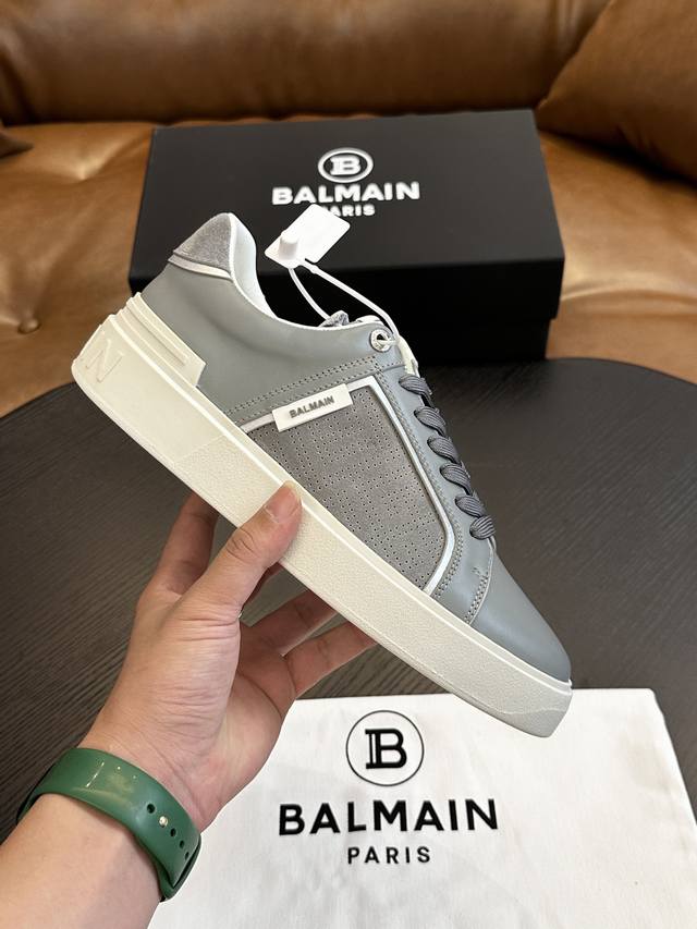 出厂价 实价 Balmain巴尔曼b-Skate运动鞋 B-Skate 多材质拼接撞色运动鞋 ，鞋面饰有黑色鞋带，皮革拼接鞋舌点缀 Balmain 徽标， Tp