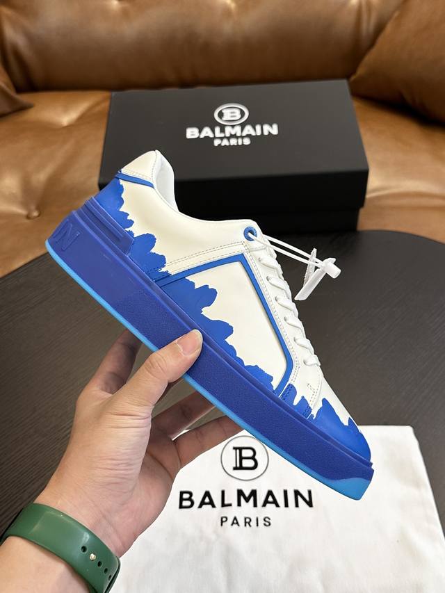 出厂价 实价 Balmain巴尔曼b-Skate运动鞋 B-Skate 多材质拼接撞色运动鞋 ，鞋面饰有黑色鞋带，皮革拼接鞋舌点缀 Balmain 徽标， Tp