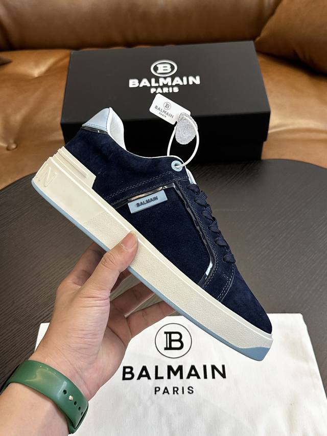 出厂价 实价 Balmain巴尔曼b-Skate运动鞋 B-Skate 多材质拼接撞色运动鞋 ，鞋面饰有黑色鞋带，皮革拼接鞋舌点缀 Balmain 徽标， Tp