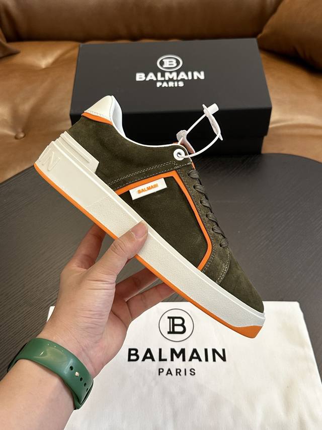 出厂价 实价 Balmain巴尔曼b-Skate运动鞋 B-Skate 多材质拼接撞色运动鞋 ，鞋面饰有黑色鞋带，皮革拼接鞋舌点缀 Balmain 徽标， Tp