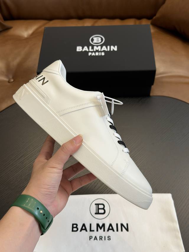 出厂价 实价 Balmain巴尔曼b-Skate运动鞋 B-Skate 多材质拼接撞色运动鞋 ，鞋面饰有黑色鞋带，皮革拼接鞋舌点缀 Balmain 徽标， Tp