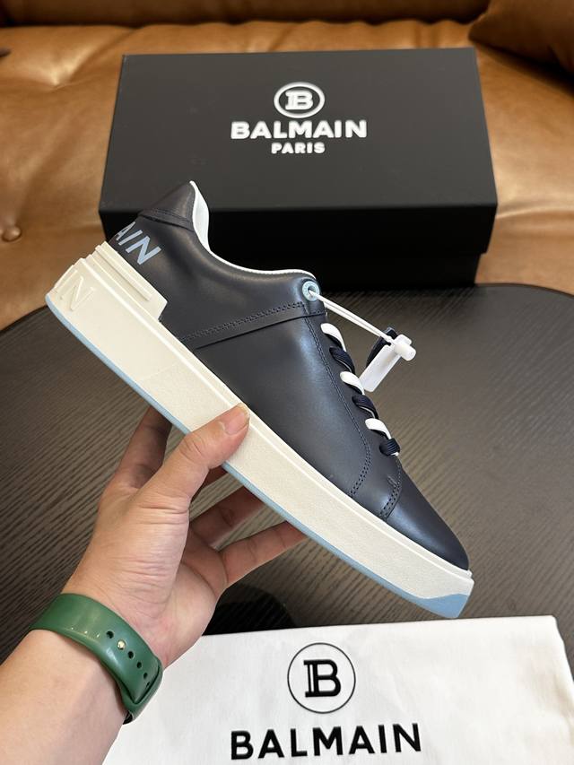 出厂价 实价 Balmain巴尔曼b-Skate运动鞋 B-Skate 多材质拼接撞色运动鞋 ，鞋面饰有黑色鞋带，皮革拼接鞋舌点缀 Balmain 徽标， Tp