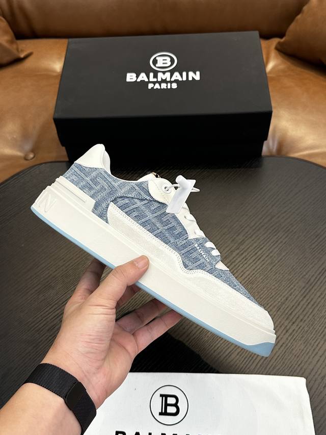 出厂价 实价 Balmain巴尔曼b-Skate运动鞋 B-Skate 多材质拼接撞色运动鞋 ，鞋面饰有黑色鞋带，皮革拼接鞋舌点缀 Balmain 徽标， Tp