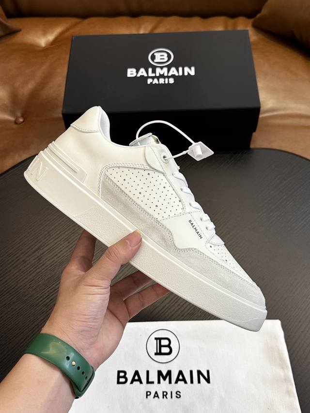 出厂价 实价 Balmain巴尔曼b-Skate运动鞋 B-Skate 多材质拼接撞色运动鞋 ，鞋面饰有黑色鞋带，皮革拼接鞋舌点缀 Balmain 徽标， Tp