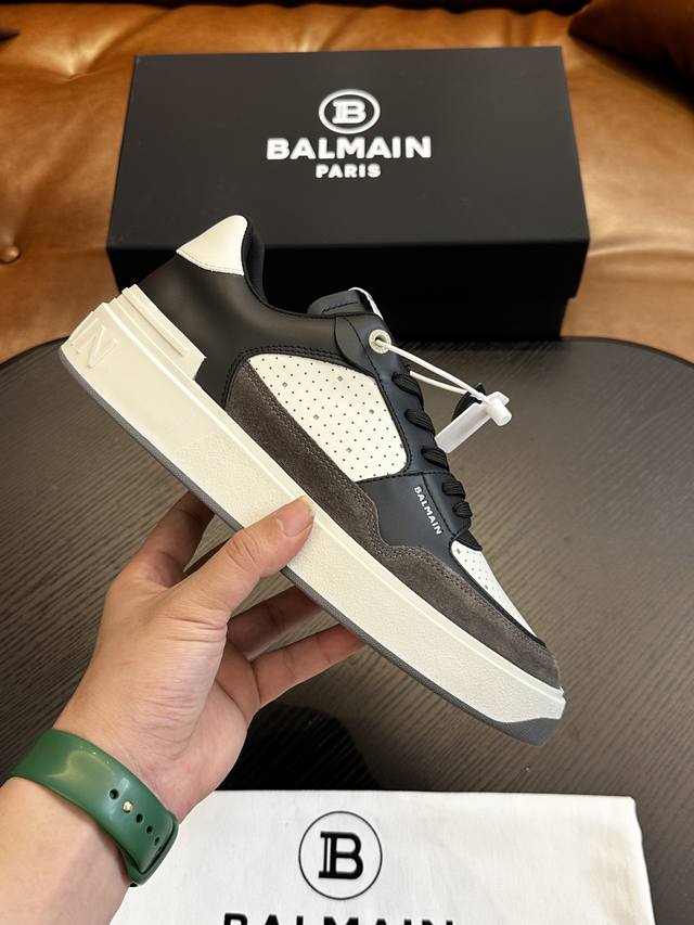 出厂价 实价 Balmain巴尔曼b-Skate运动鞋 B-Skate 多材质拼接撞色运动鞋 ，鞋面饰有黑色鞋带，皮革拼接鞋舌点缀 Balmain 徽标， Tp