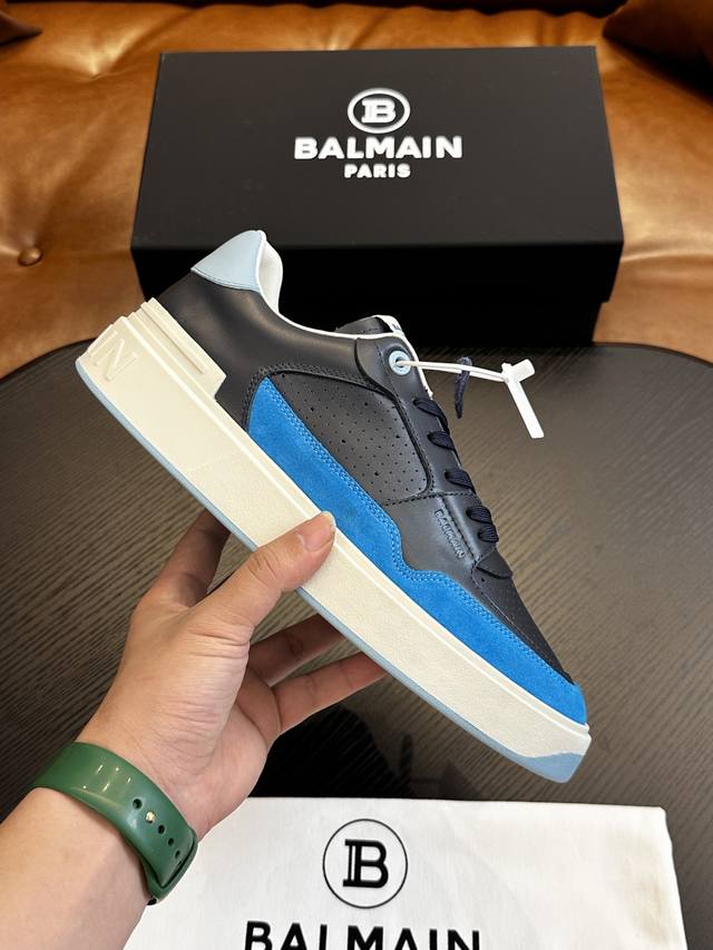 出厂价 实价 Balmain巴尔曼b-Skate运动鞋 B-Skate 多材质拼接撞色运动鞋 ，鞋面饰有黑色鞋带，皮革拼接鞋舌点缀 Balmain 徽标， Tp