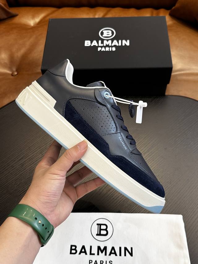 出厂价 实价 Balmain巴尔曼b-Skate运动鞋 B-Skate 多材质拼接撞色运动鞋 ，鞋面饰有黑色鞋带，皮革拼接鞋舌点缀 Balmain 徽标， Tp