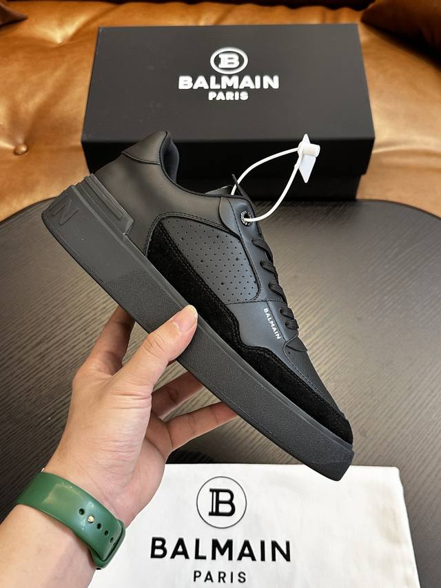 出厂价 实价 Balmain巴尔曼b-Skate运动鞋 B-Skate 多材质拼接撞色运动鞋 ，鞋面饰有黑色鞋带，皮革拼接鞋舌点缀 Balmain 徽标， Tp