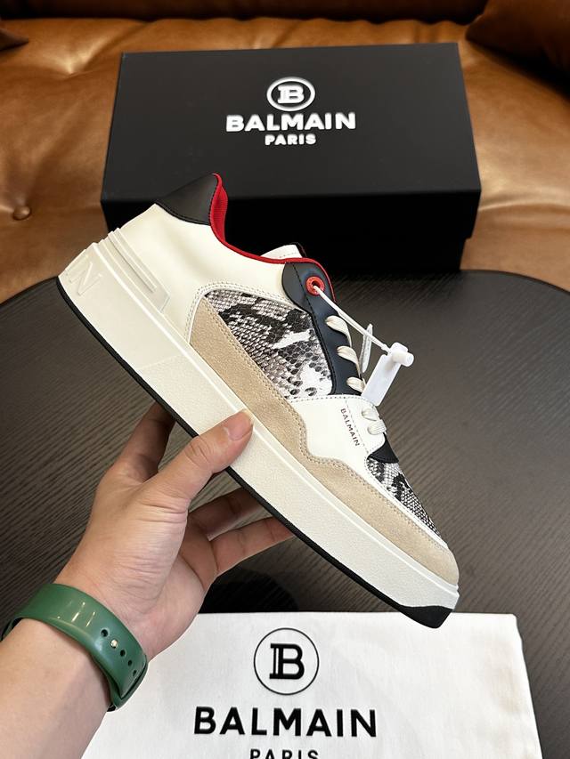 出厂价 实价 Balmain巴尔曼b-Skate运动鞋 B-Skate 多材质拼接撞色运动鞋 ，鞋面饰有黑色鞋带，皮革拼接鞋舌点缀 Balmain 徽标， Tp