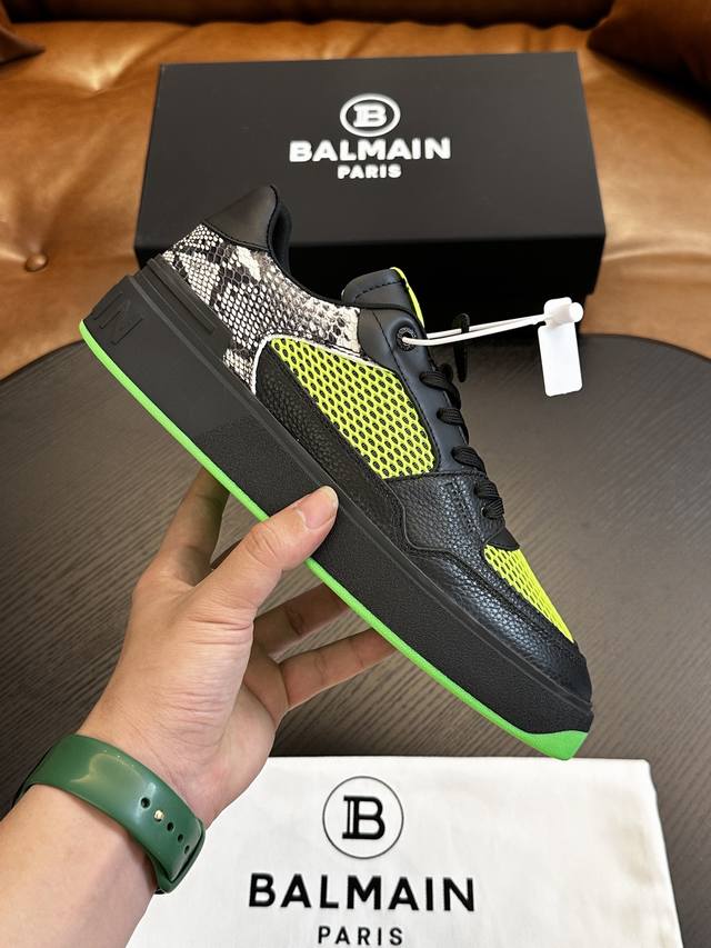 出厂价 实价 Balmain巴尔曼b-Skate运动鞋 B-Skate 多材质拼接撞色运动鞋 ，鞋面饰有黑色鞋带，皮革拼接鞋舌点缀 Balmain 徽标， Tp