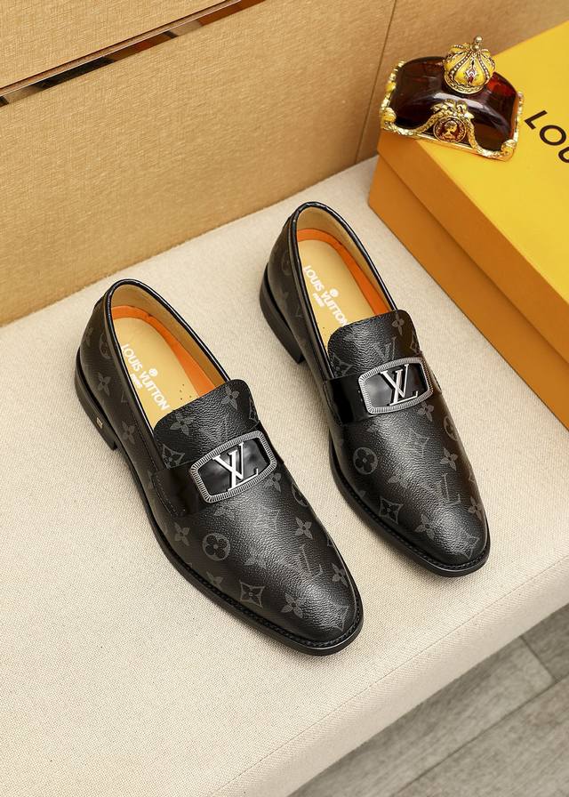 商品商标：Louis Vuitton 路易威登 休闲皮鞋 正码码数: 38-44 45.46订制 商品材料：精选 进口头层老花牛皮鞋面+奢华五金扣，进口头层牛皮