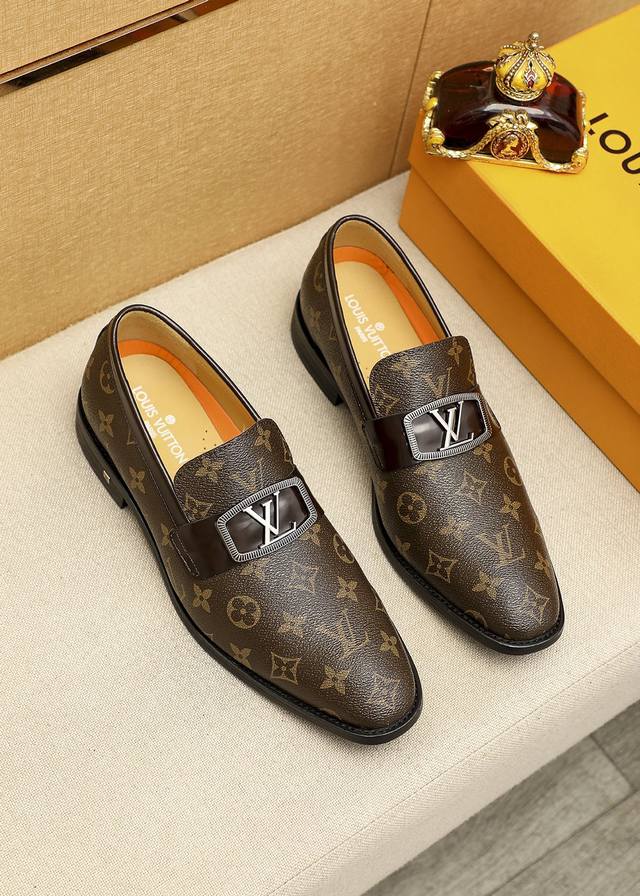 商品商标：Louis Vuitton 路易威登 休闲皮鞋 正码码数: 38-44 45.46订制 商品材料：精选 进口头层老花牛皮鞋面+奢华五金扣，进口头层牛皮