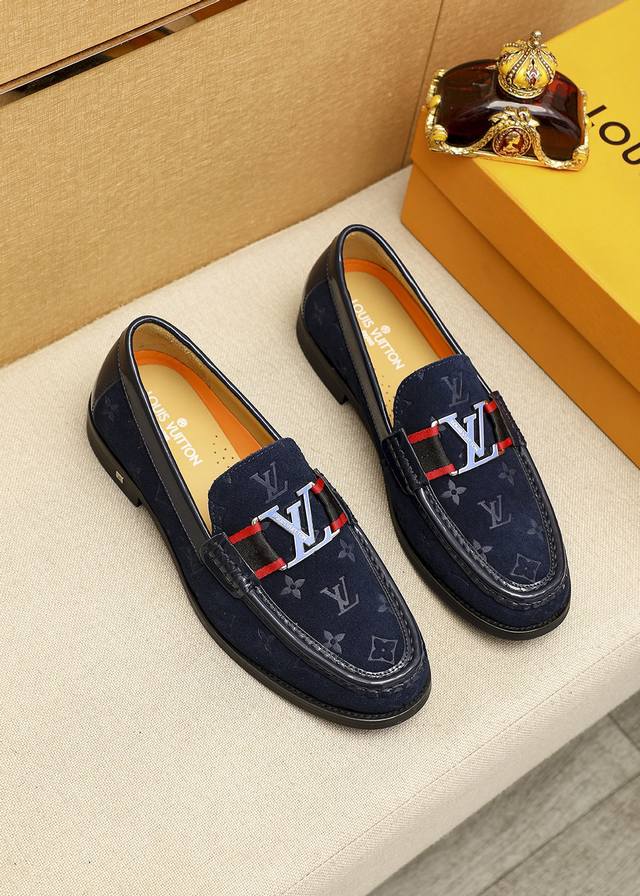 商品商标：Louis Vuitton 路易威登 休闲皮鞋 正码码数: 38-44 45.46订制 商品材料：精选 进口头层磨砂小牛皮压花鞋面+奢华五金扣，进口头