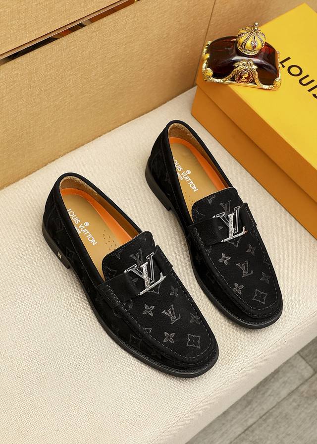 商品商标：Louis Vuitton 路易威登 休闲皮鞋 正码码数: 38-44 45.46订制 商品材料：精选 进口头层磨砂小牛皮压花鞋面+奢华五金扣，进口头