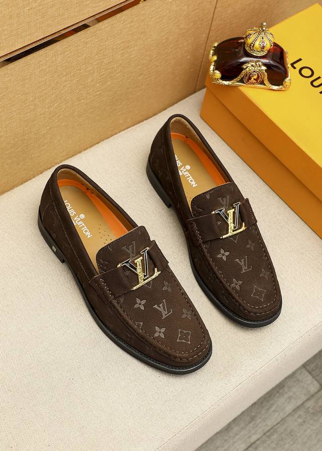 商品商标：Louis Vuitton 路易威登 休闲皮鞋 正码码数: 38-44 45.46订制 商品材料：精选 进口头层磨砂小牛皮压花鞋面奢华五金扣，进口头层