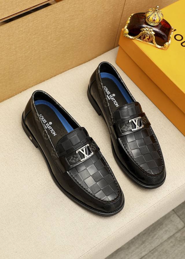 商品商标：Louis Vuitton 路易威登 休闲皮鞋 正码码数: 38-44 45.46订制 商品材料：精选 进口头层小牛皮压花鞋面+奢华五金扣，进口头层牛