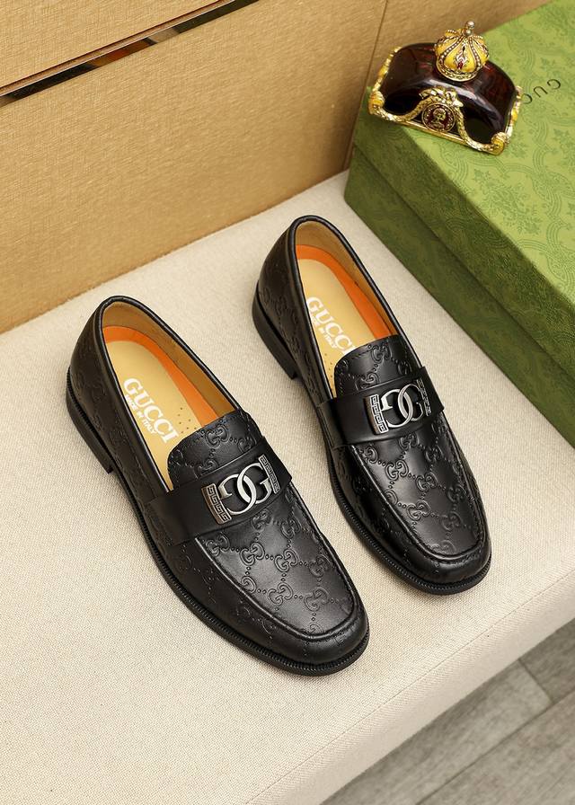 商品商标：Gucci 古驰 休闲皮鞋 正码码数: 38-44 45.46订制 商品材料：精选 进口头层牛皮圧花鞋面+经典五金扣，进口水染牛皮内里。强烈立体视觉效