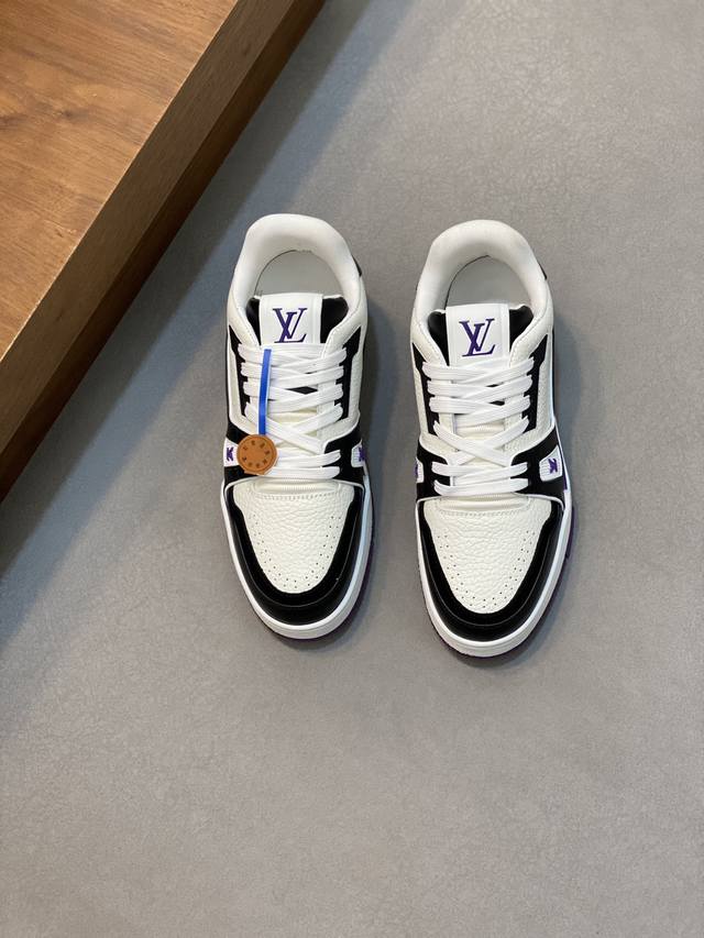 L 奢品trainer男士休闲运动鞋 ，运动鞋记录设计师 Virgil Abloh 由复古篮球鞋激发的经典创意，此次拼接光滑牛皮革和 Monogram 压纹粒面