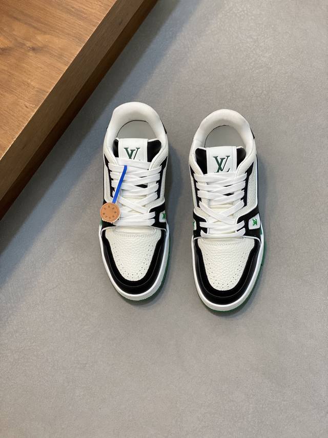 L 奢品trainer男士休闲运动鞋 ，运动鞋记录设计师 Virgil Abloh 由复古篮球鞋激发的经典创意，此次拼接光滑牛皮革和 Monogram 压纹粒面