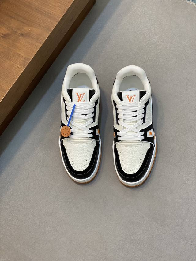 L 奢品trainer男士休闲运动鞋 ，运动鞋记录设计师 Virgil Abloh 由复古篮球鞋激发的经典创意，此次拼接光滑牛皮革和 Monogram 压纹粒面