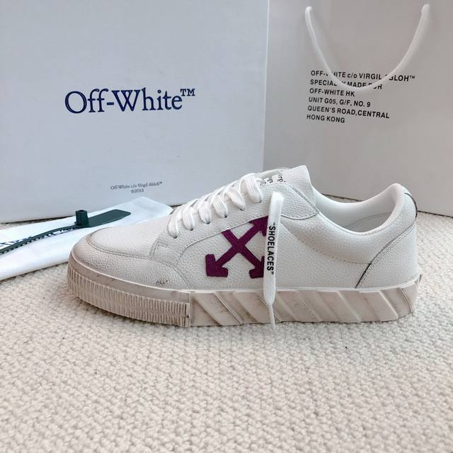 Off White新品上新情侣款 潮牌箭头斑马线大底，官网同步现货供应off White经典十字标撞色标志潮范十足，是经典板鞋时尚百搭必选款喔 面料: 头层牛皮