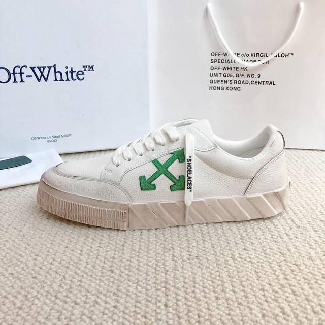 Off White新品上新情侣款 潮牌箭头斑马线大底，官网同步现货供应off White经典十字标撞色标志潮范十足，是经典板鞋时尚百搭必选款喔 面料: 头层牛皮