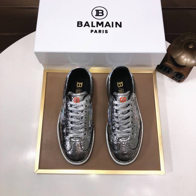 工厂 Balmain巴尔曼 B-Skate运动鞋 B-Skate 多材质拼接撞色运动鞋 ，鞋面饰有黑色鞋带，头层牛皮拼接鞋舌点缀 Balmain 徽标， 牛皮内