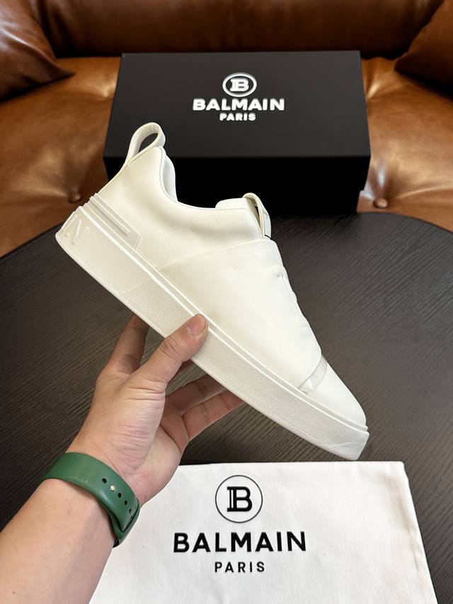 出厂价 实价 Balmain巴尔曼b-Skate运动鞋 B-Skate 多材质拼接撞色运动鞋 ，鞋面饰有黑色鞋带，皮革拼接鞋舌点缀 Balmain 徽标， Tp