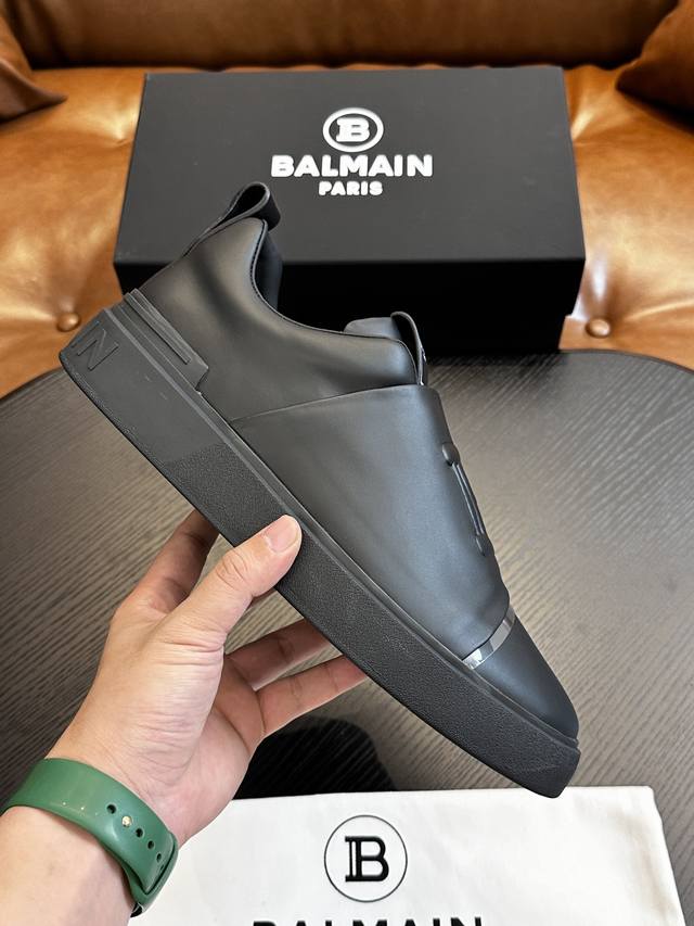 出厂价 实价 Balmain巴尔曼b-Skate运动鞋 B-Skate 多材质拼接撞色运动鞋 ，鞋面饰有黑色鞋带，皮革拼接鞋舌点缀 Balmain 徽标， Tp