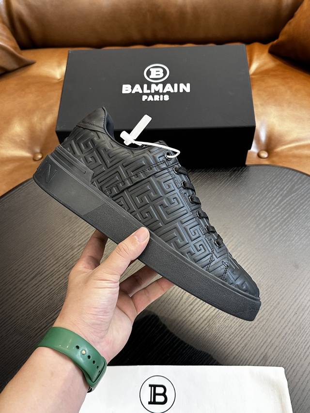 出厂价 实价 Balmain巴尔曼b-Skate运动鞋 B-Skate 多材质拼接撞色运动鞋 ，鞋面饰有黑色鞋带，皮革拼接鞋舌点缀 Balmain 徽标， Tp