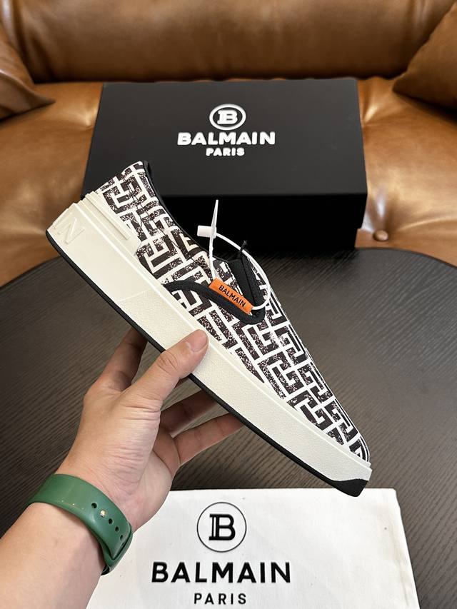 出厂价 实价 Balmain巴尔曼b-Skate运动鞋 B-Skate 多材质拼接撞色运动鞋 ，鞋面饰有黑色鞋带，皮革拼接鞋舌点缀 Balmain 徽标， Tp