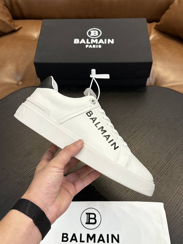 出厂价 实价 Balmain巴尔曼b-Skate运动鞋 B-Skate 多材质拼接撞色运动鞋 ，鞋面饰有黑色鞋带，皮革拼接鞋舌点缀 Balmain 徽标， Tp