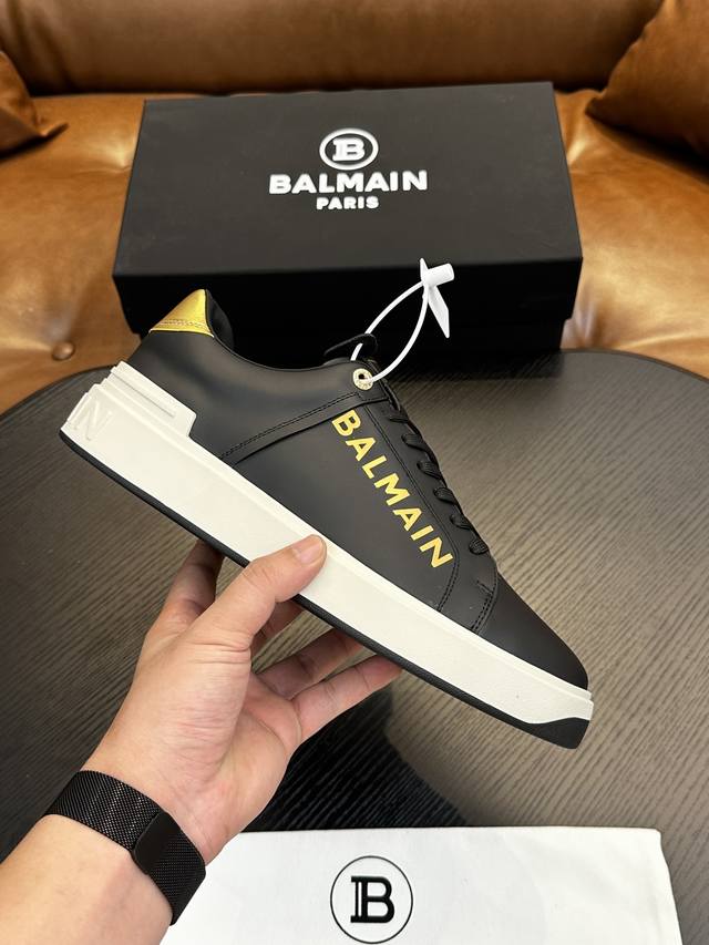 出厂价 实价 Balmain巴尔曼b-Skate运动鞋 B-Skate 多材质拼接撞色运动鞋 ，鞋面饰有黑色鞋带，皮革拼接鞋舌点缀 Balmain 徽标， Tp