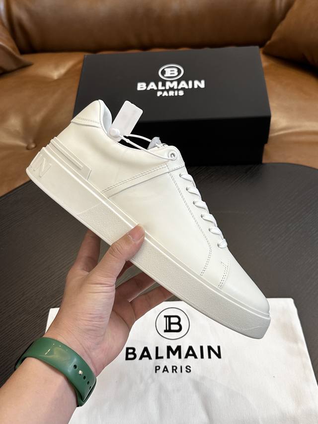 出厂价 实价 Balmain巴尔曼b-Skate运动鞋 B-Skate 多材质拼接撞色运动鞋 ，鞋面饰有黑色鞋带，皮革拼接鞋舌点缀 Balmain 徽标， Tp