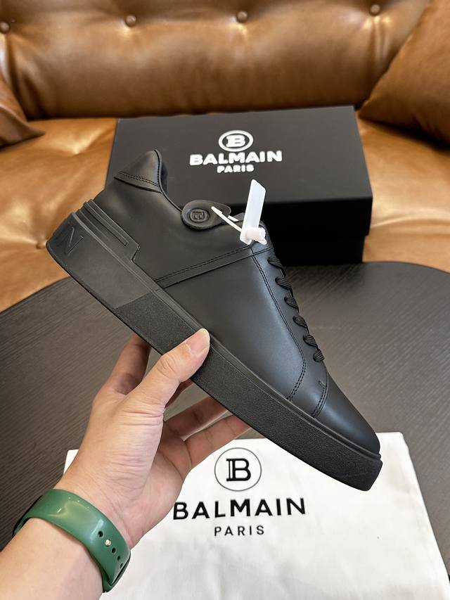 出厂价 实价 Balmain巴尔曼b-Skate运动鞋 B-Skate 多材质拼接撞色运动鞋 ，鞋面饰有黑色鞋带，皮革拼接鞋舌点缀 Balmain 徽标， Tp