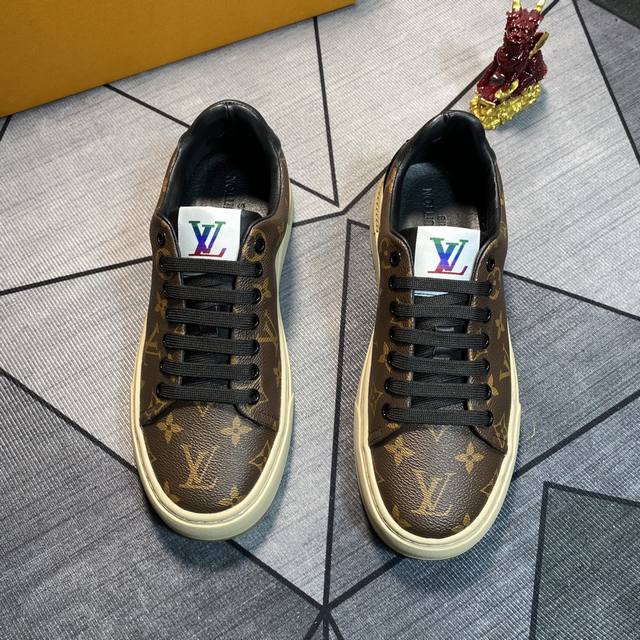 新品 商品商标：Lv* 路易威* 休闲鞋 正码码数: 38-44 可订做45 商品材料：鞋面1:1材质羊皮里，橡胶耐磨大底。