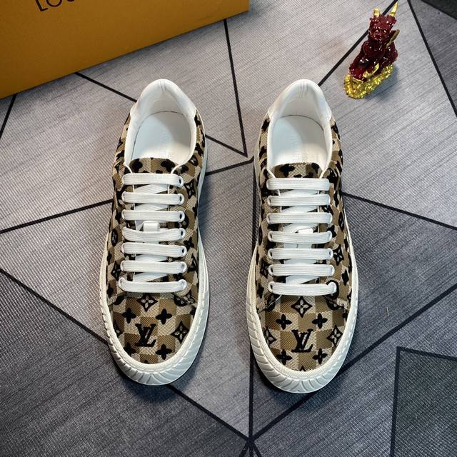 新品 商品商标：Lv* 路易威* 休闲鞋 正码码数: 38-44 可订做45 商品材料：鞋面1:1材质羊皮里，橡胶耐磨大底。