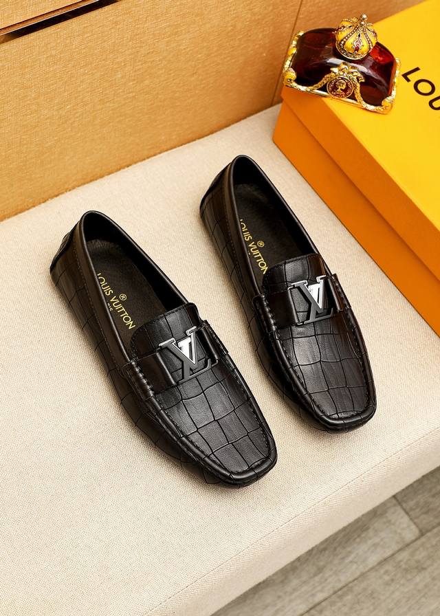 商品商标：Louis Vuitton 路易威登 豆豆鞋 正码码数: 38-44 45.46订制 商品材料：精选 头层小牛皮压花鞋面+奢华五金扣，进口猪皮内里。强