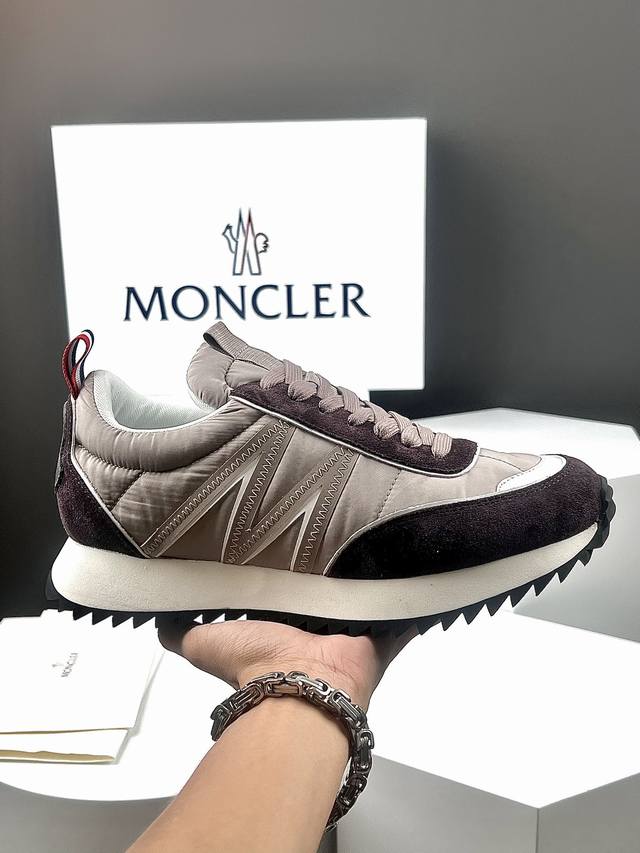 Moncler蒙口男士户外系带运动鞋，具有舒适防滑性能，专为户外跑步或都市漫步而设。兼备创新、功能性与图形细节于一体，从高山氛围汲取灵感，诠释潮流时尚。多种原版