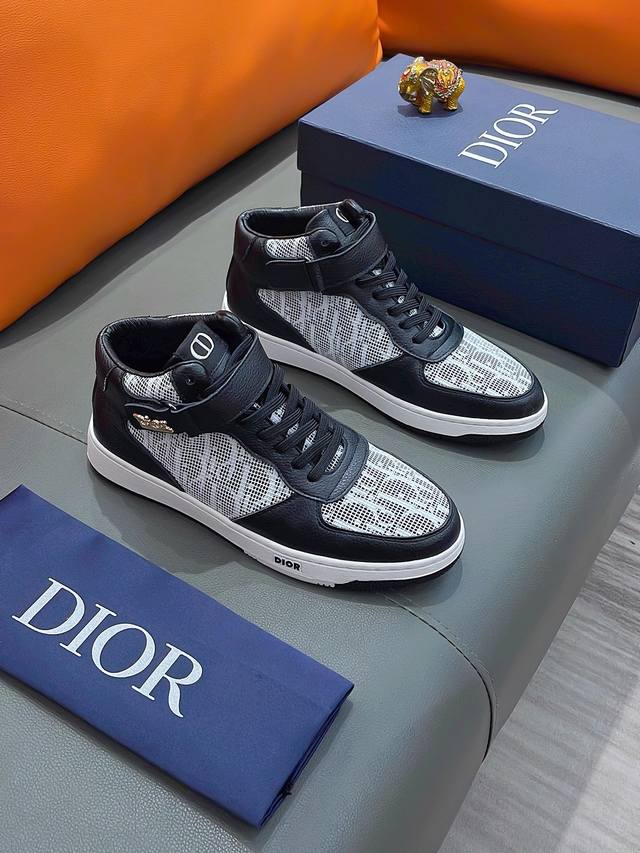 商品名称：Dior 迪奥 正规码数: 38-44 高帮鞋 商品材料：精选 牛皮鞋面，柔软羊皮内里；原厂大底。