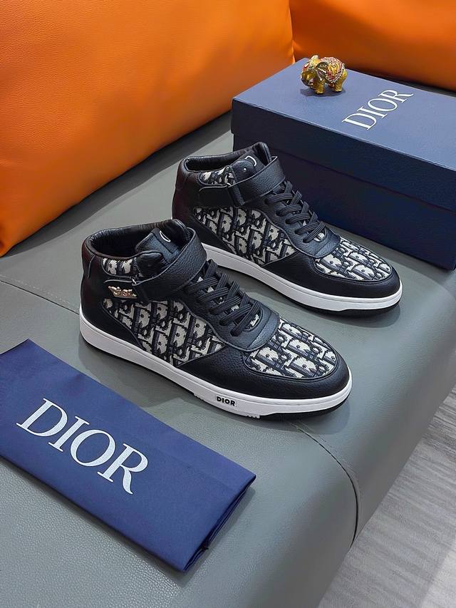 商品名称：Dior 迪奥 正规码数: 38-44 高帮鞋 商品材料：精选 牛皮鞋面，柔软羊皮内里；原厂大底。