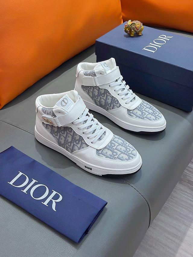 商品名称：Dior 迪奥 正规码数: 38-44 高帮鞋 商品材料：精选 牛皮鞋面，柔软羊皮内里；原厂大底。