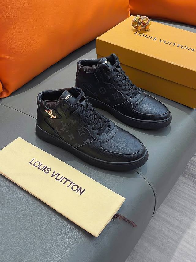 商品名称：Louis Vuitton 路易 威登 正规码数: 38-44 高帮鞋 商品材料：精选 牛皮鞋面，柔软羊皮内里；原厂大底。