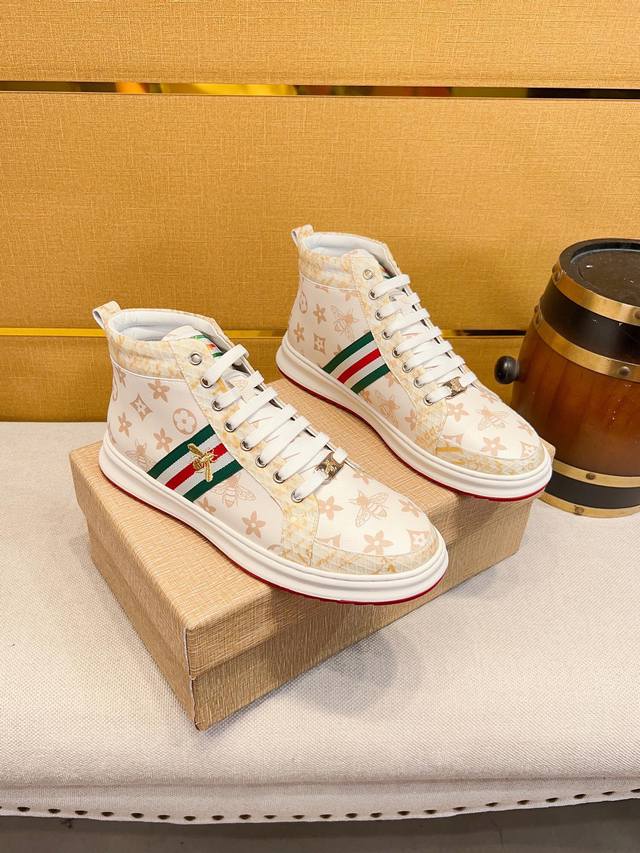 绒毛里 皮里 古奇gucci 今年此品牌最潮新款精品 ，简约大气的款式，经典永不落伍的色系将男士绅士气质衬托出来，采用顶级进口专用进口牛皮搭品牌皮皮专用材料，猪